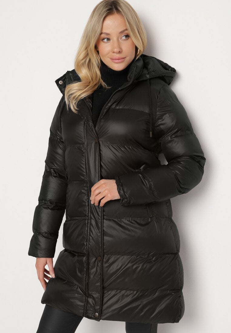 Czarna Pikowana Kurtka o Długim Kroju z Kapturem Kieszeniami i Dwustronnym Suwakiem Sanarose