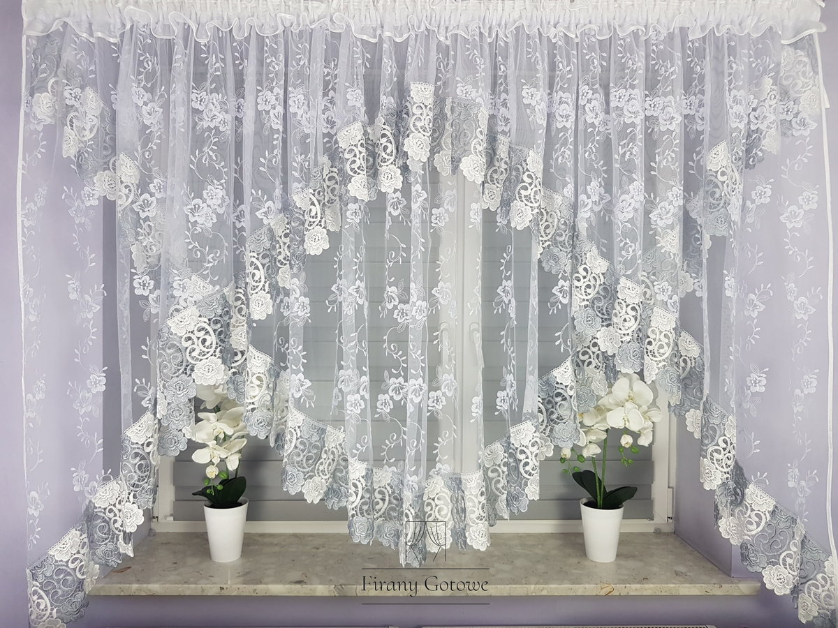 Firanka z markizety zdobiona gipiurą, gotowa firana do salonu