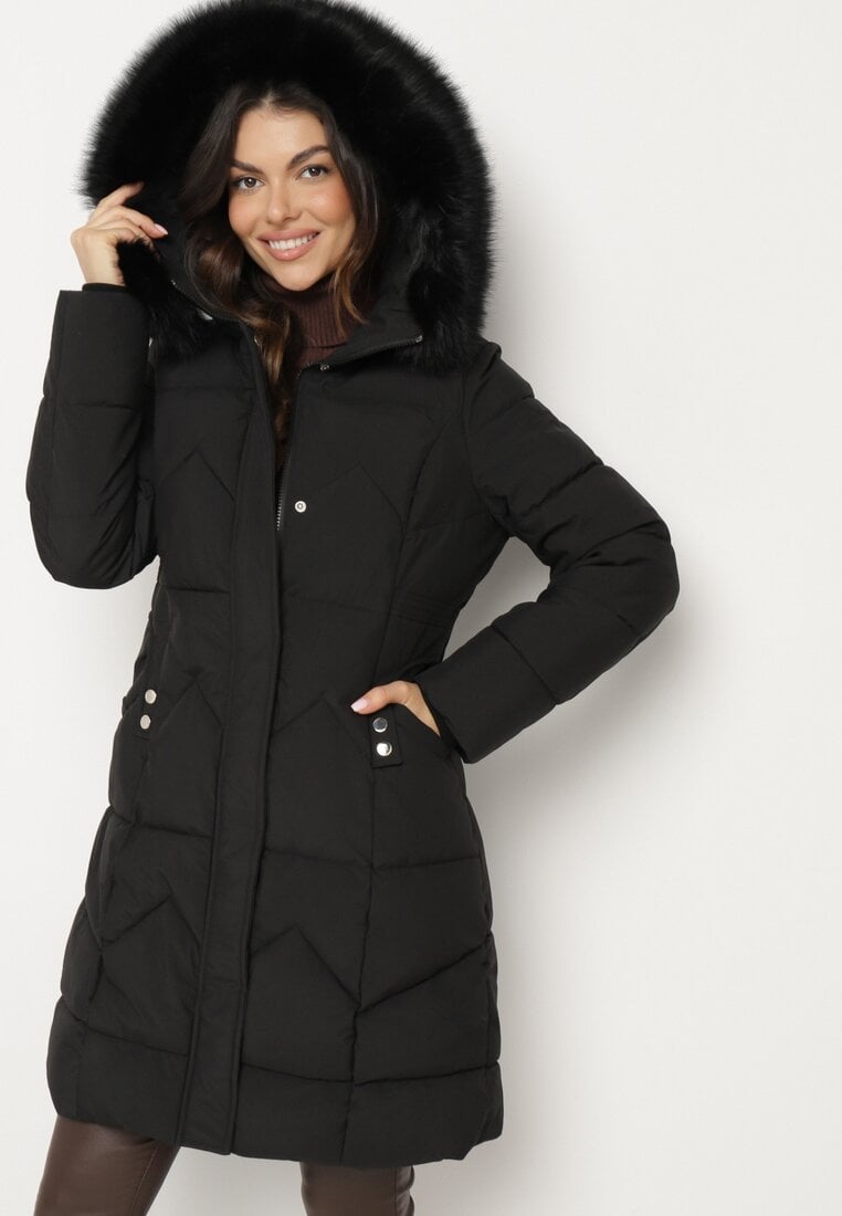 Czarna Pikowana Kurtka o Taliowanym Kroju z Kapturem z Futerkiem Sintinnella
