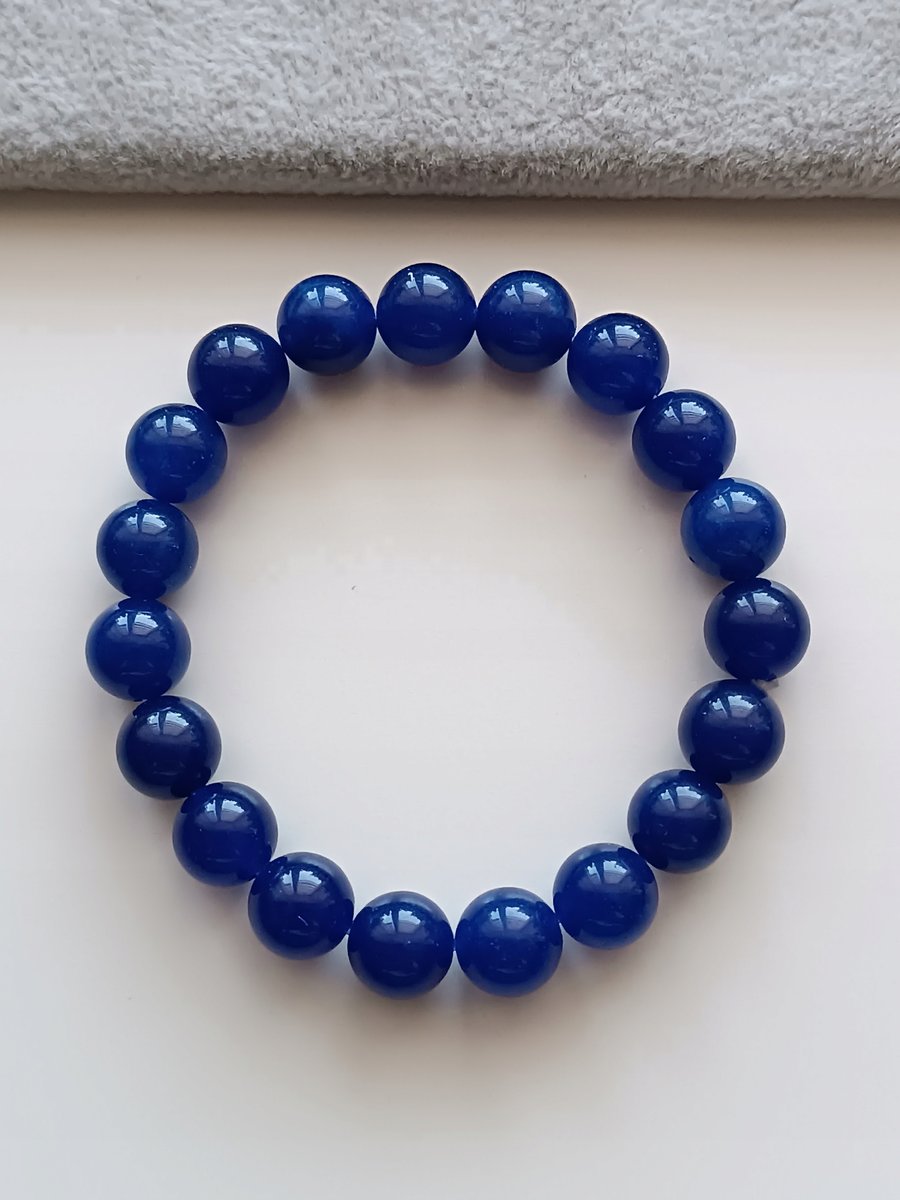 GRANATOWA NIEBIESKA BRANSOLETKA NA GUMCE Z KAMIENIEM JADEIT KAMIE�� 10mm