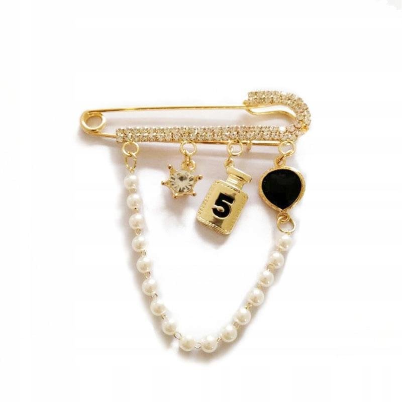 Agrafka z zawieszkami