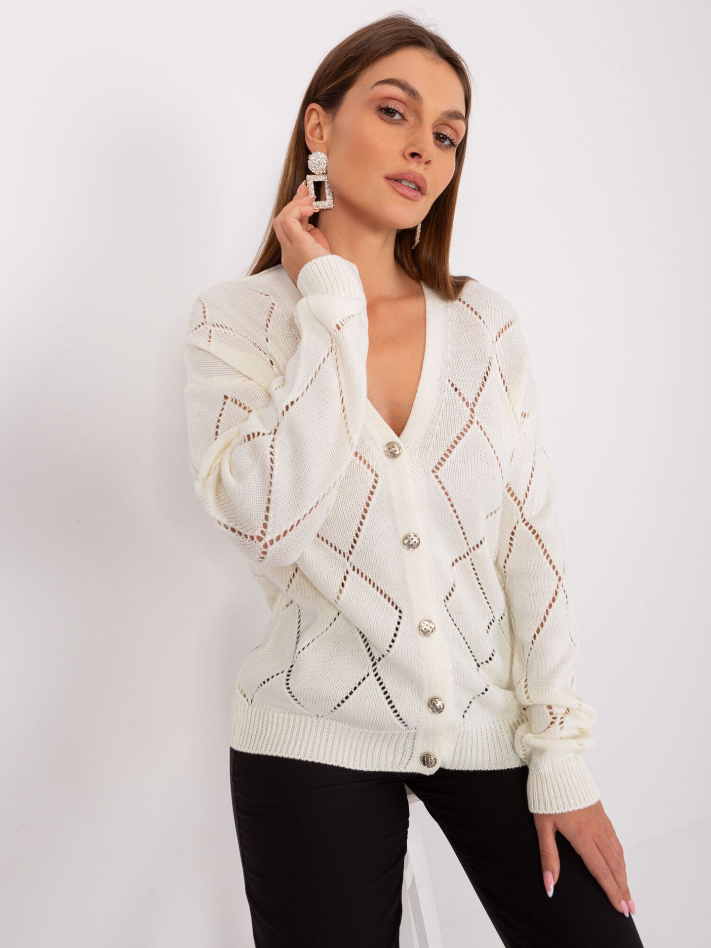 Damski sweter zapinany na guziki Olivia ecru marki Rue Paris