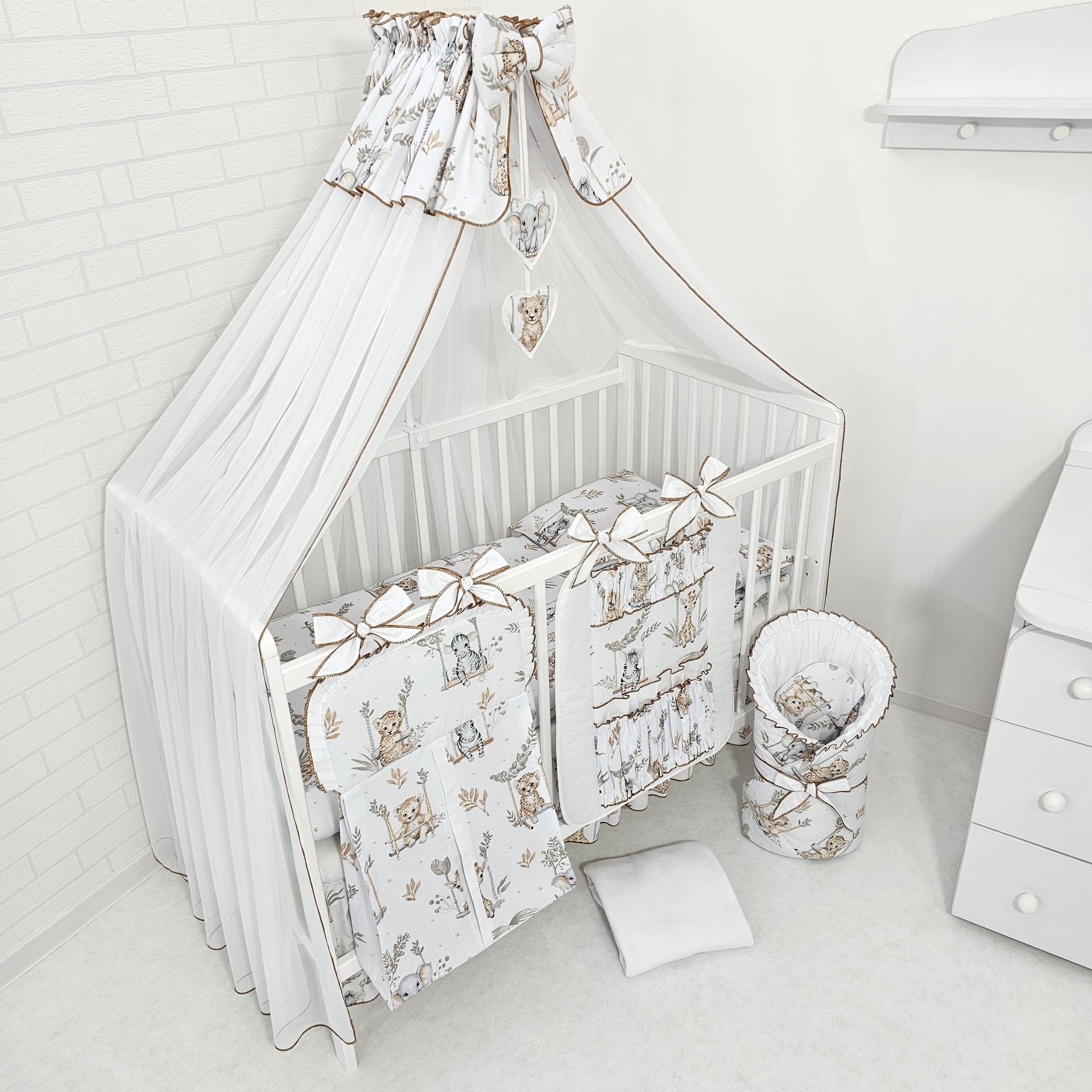 16 Częściowy komplet pościeli dziecięcej do łóżeczka w rozmiarze 60x120 wykonany z 100% bawełny wraz z moskitierą - Safari beżowy