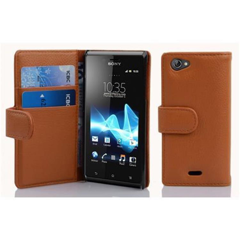 Etui Cadorabo do Sony Xperia J w kolorze COGNAC BROWN Etui na telefon komórkowy wykonane z teksturowanej sztucznej skóry z funkcją podstawki i miejscem na karty Etui Etui ochronne Etui z klapką w stylu książki