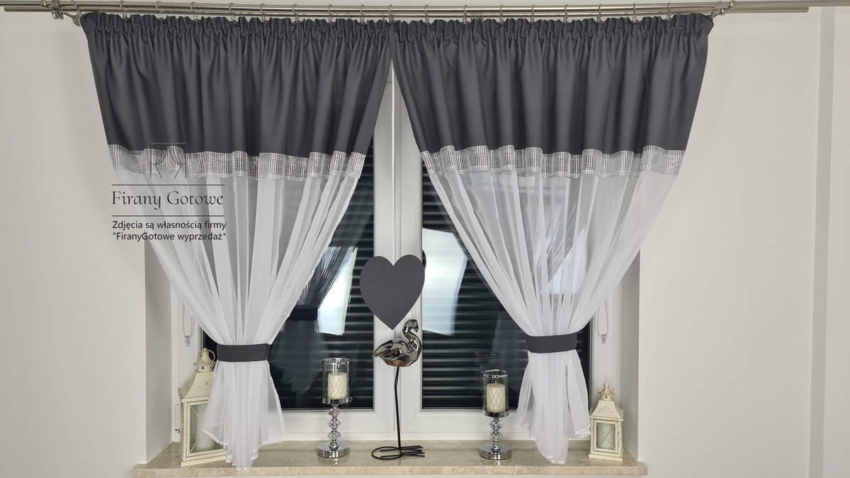 Śliczny zestaw dekoracyjny z serduszkiem ciemnoszary, firana do pokoju
