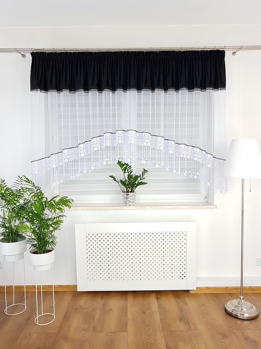 Firana z markizety ozdobiona gipurą oraz cyrkoniami-czarna