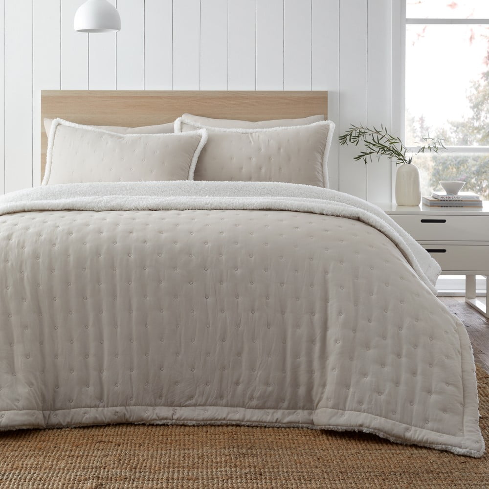 Kremowa narzuta pikowana z materiału sherpa 220x230 cm Cosy Nori – Catherine Lansfield