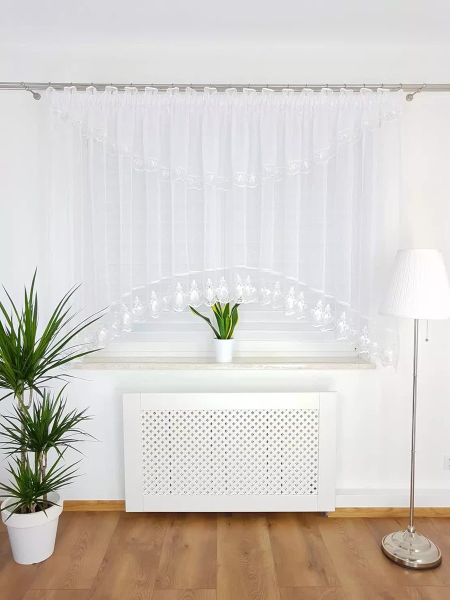 Firana z lambrekinem zdobiona białym haftem, nowoczesne firanki do pokoju