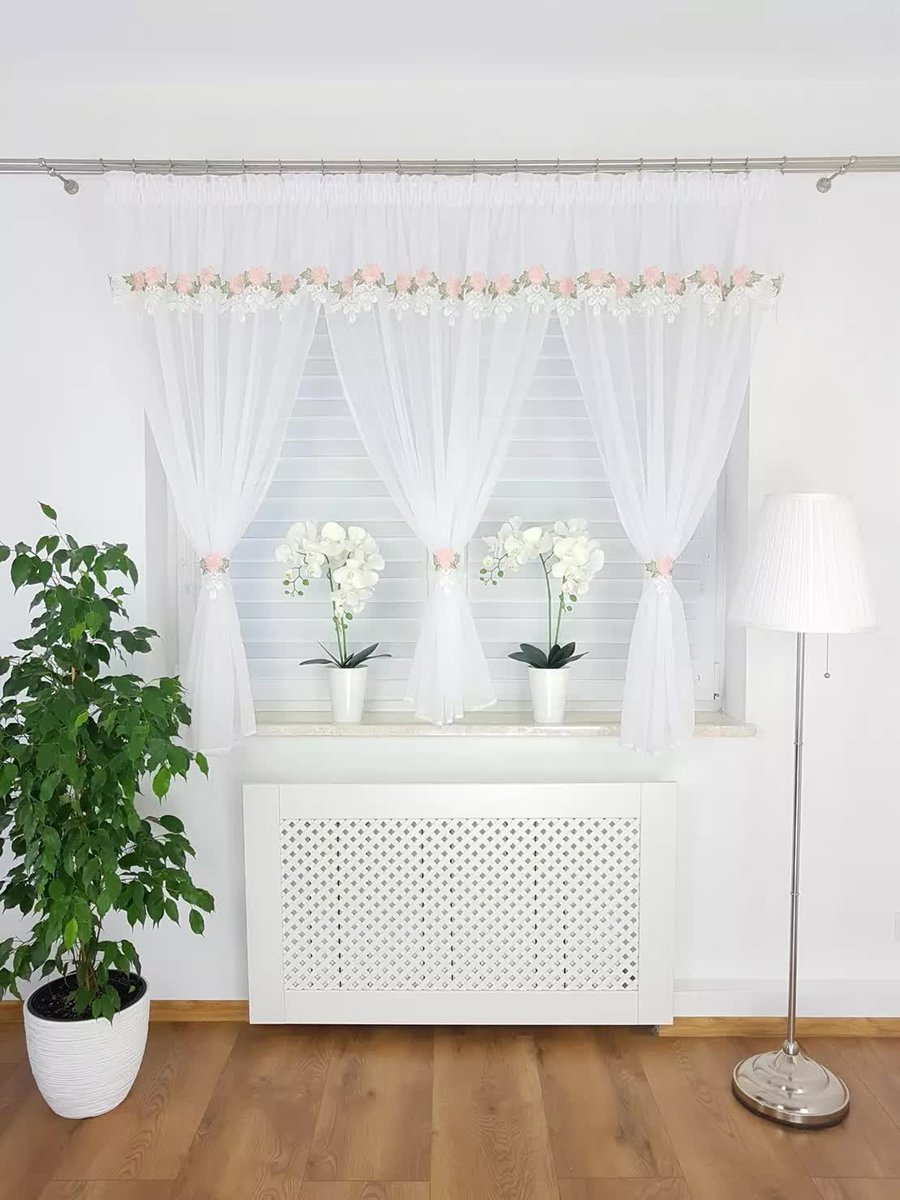 Firana zdobiona modną gipiurą w kwiaty. eleganckie firanki do salonu gotowe