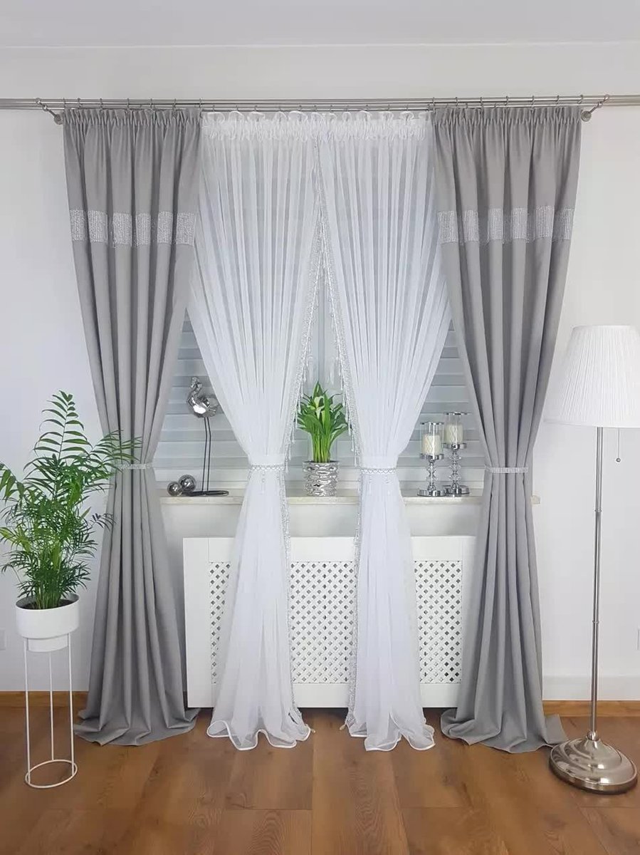 Długa firana do salonu zdobiona koralikami, eleganckie firanki do salonu gotowe