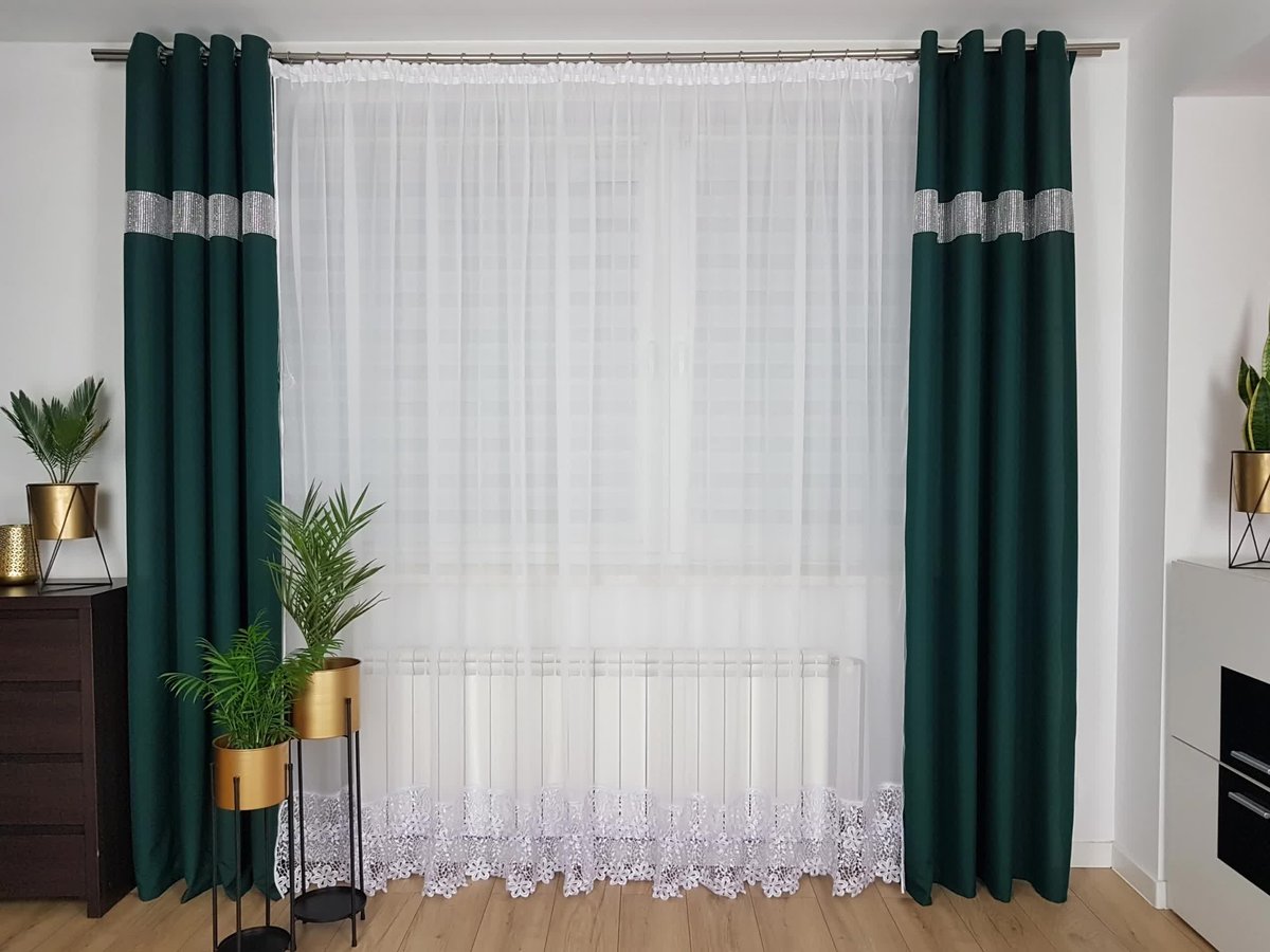 Długa firana z woalu zdobiona 30cm gipiurą, długa firanka do salonu