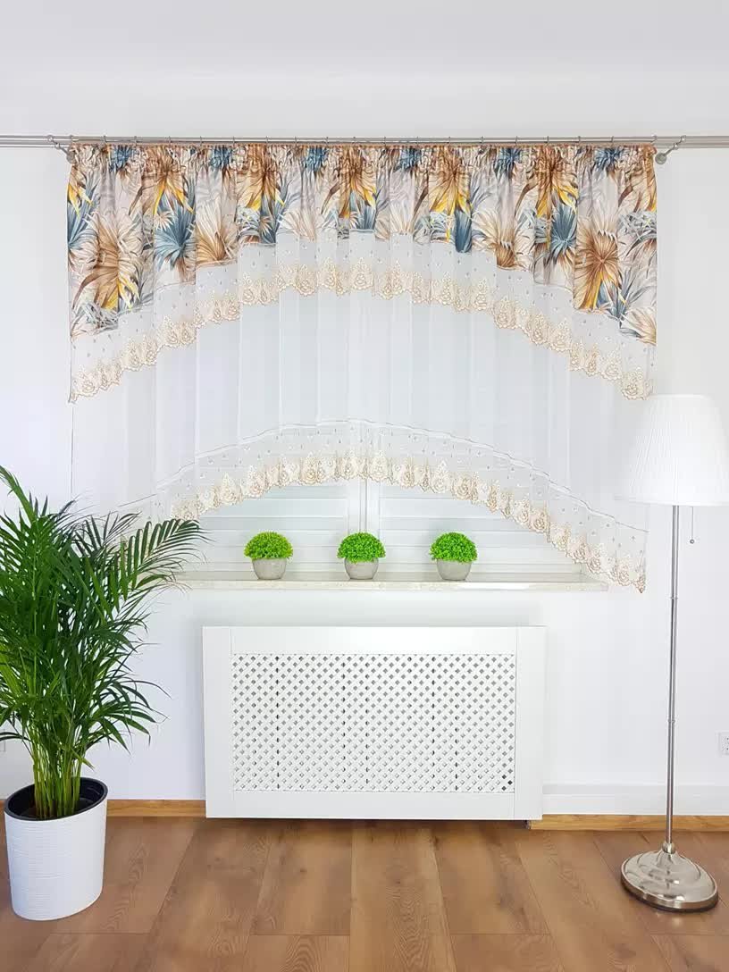 Firana z haftem zdobiona modnym wzorem liści. nowoczesne firanki do kuchni