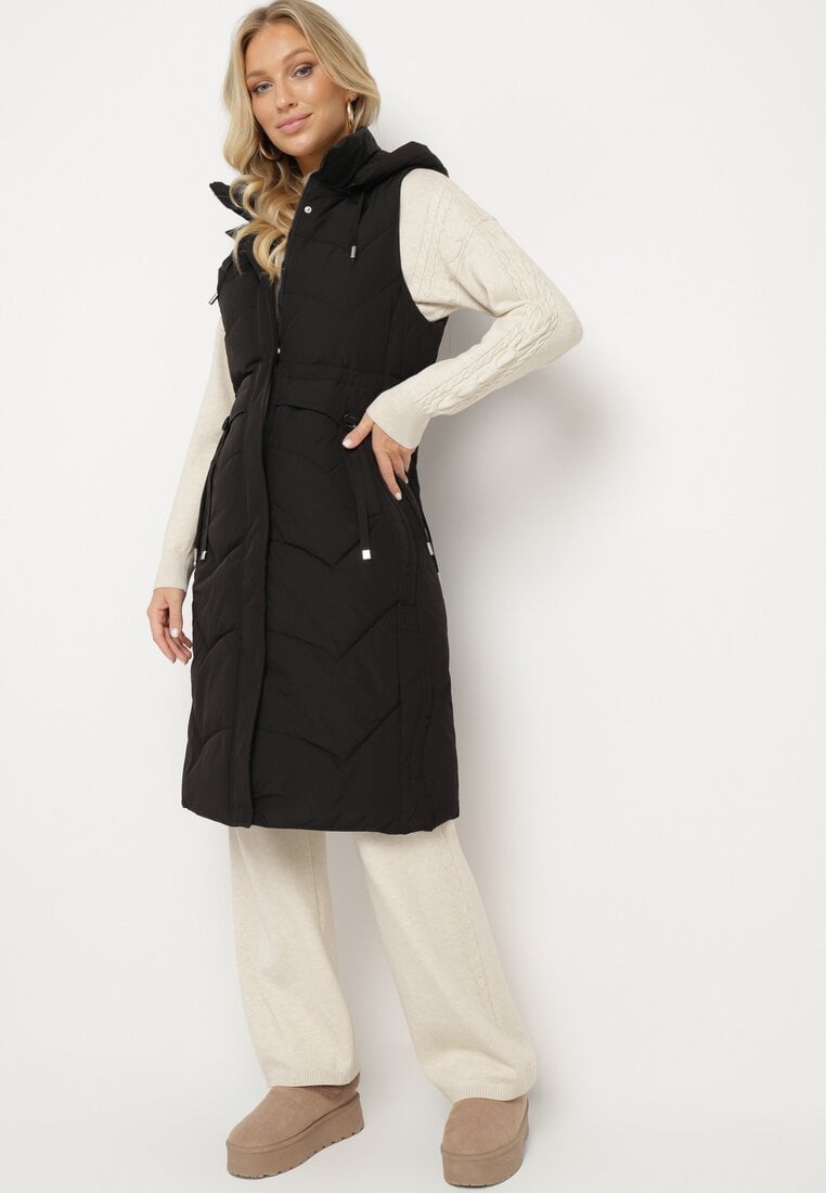 Czarna Pikowana Kamizelka z Odpinanym Kapturem Ściągana w Pasie Asintea