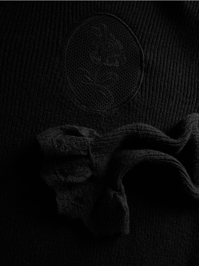 Reserved - Sweter w prążek z haftem - czarny