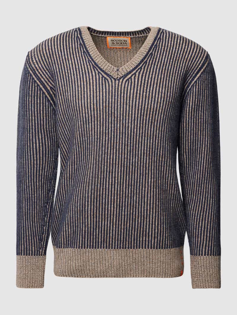 Sweter z dzianiny z dekoltem w serek