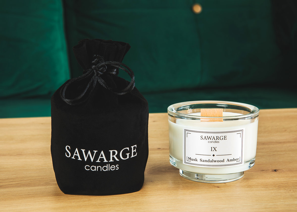 Świeca zapachowa Sojowa No9 / Bursztyn Piżmo Drzewo Sandałowe 150g, drewniany knot, 35h/Sawarge Candles