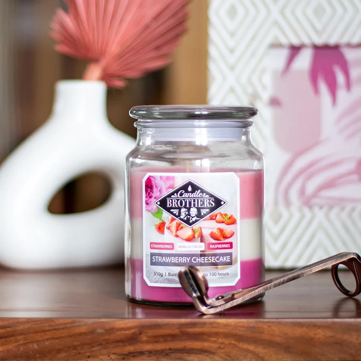 Świeca zapachowa trójkolorowa w szkle Candle Brothers 510 g - Truskawkowy Sernik Strawberry Cheesecake
