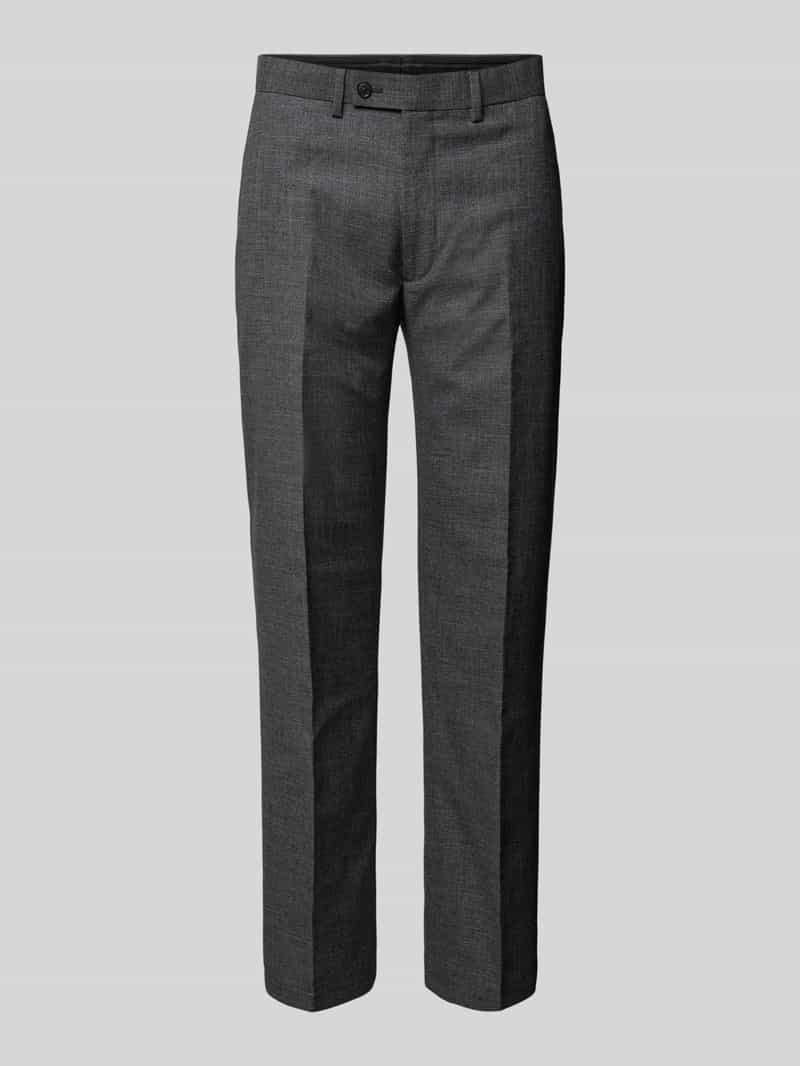 Chinosy z zakładkami w pasie