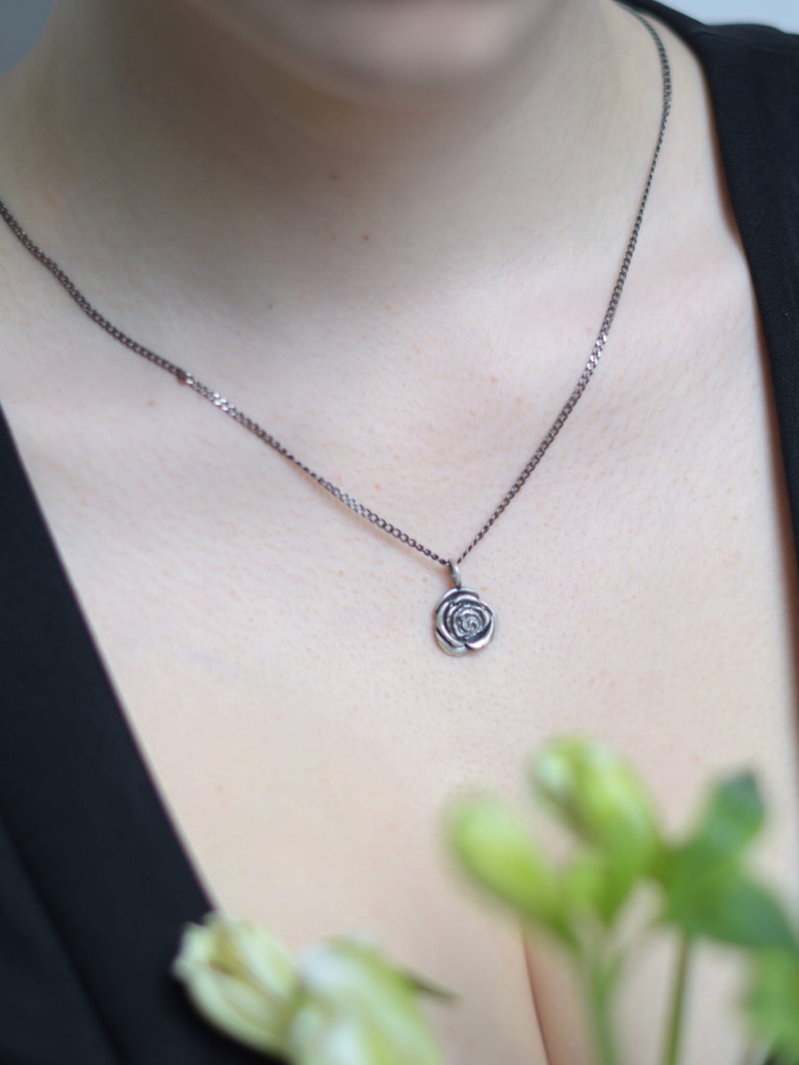 Zawieszka srebrna - Oksydowana róża mała