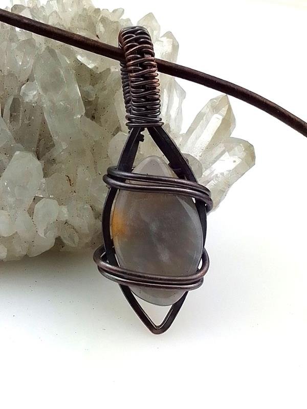 Męski wisiorek miedziany (3.9x1.6 cm) z polerowanym agatem na rzemieniu 48.5 cm, waga naszyjnika 10 gram, znak Byka…