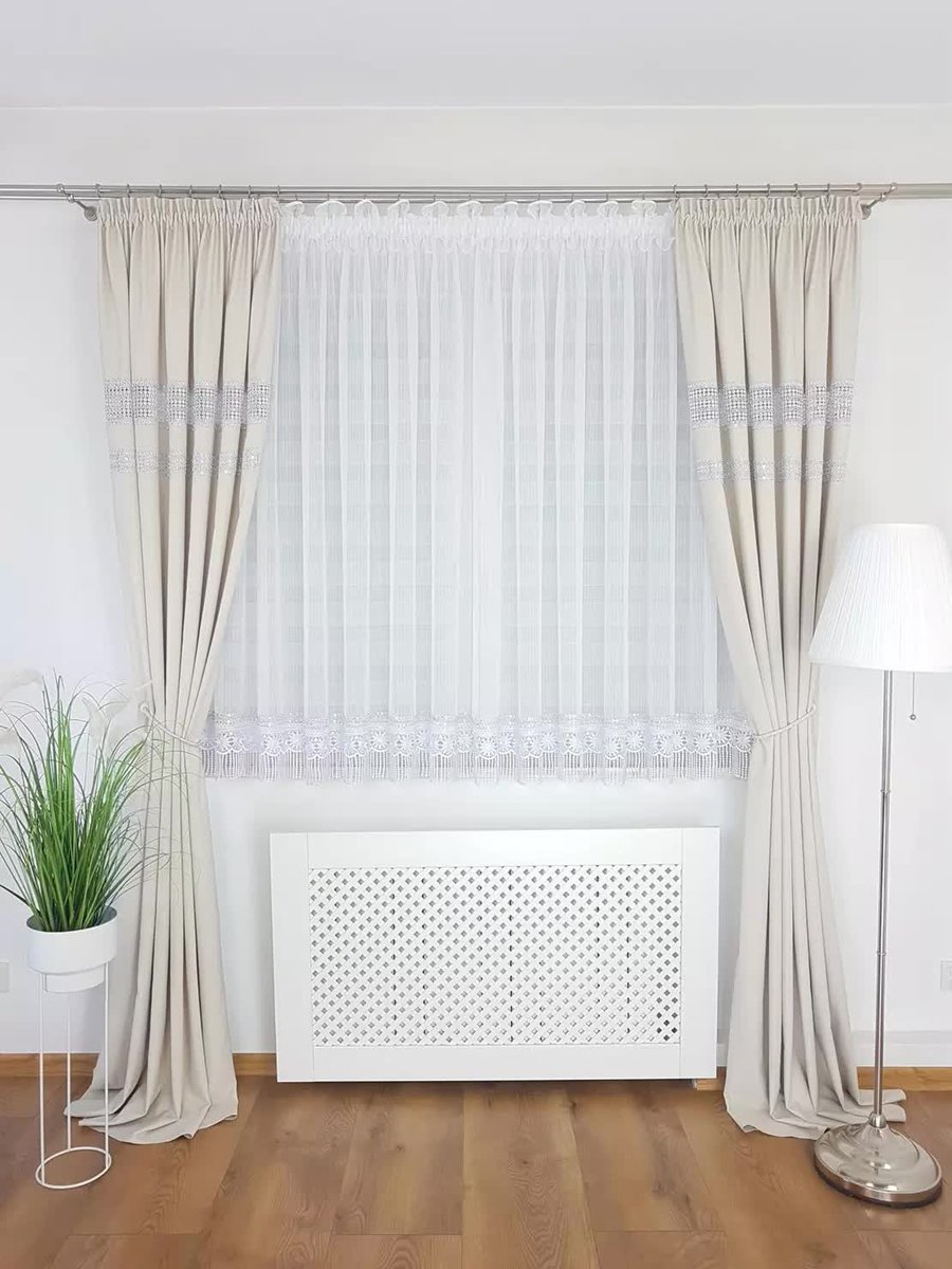 Firana z woalu sable zdobiona gipiurą, eleganckie firanki do salonu gotowe