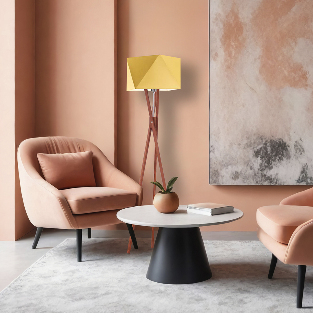 Drewniana lampa podłogowa na trójnogu TULUZA z musztardowym abażurem