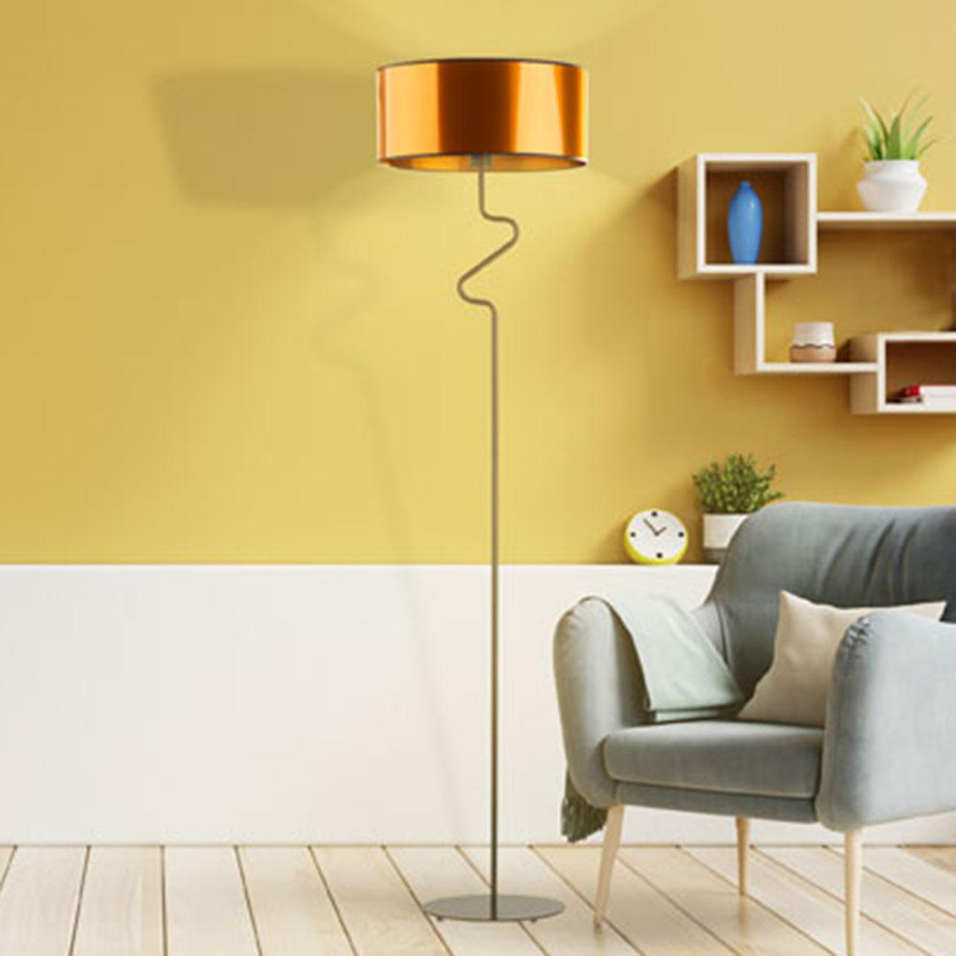 Industrialna lampa stojąca do czytania w salonie MORONI MIRROR w czarno-miedzianej kolorystyce