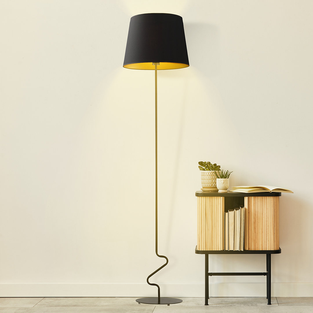 Czarna lampa stojąca do czytania w salonie SURAT GOLD