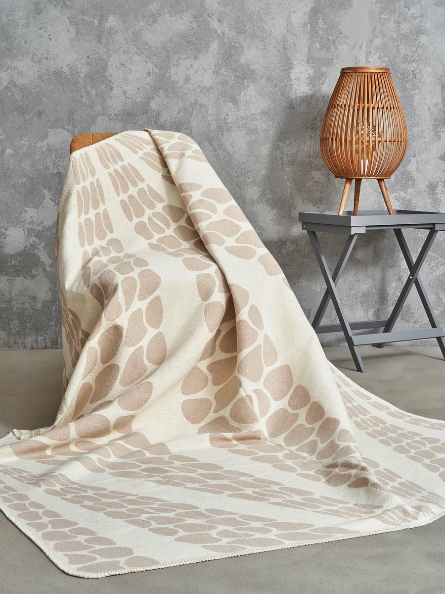 Narzuta pled 165x200 2138-4P Geometryczna lilia beżowy koc wykończony szydełkiem RAW