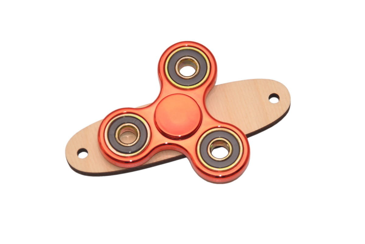 Czerwony spinner do tablicy sensorycznej na podstawce.