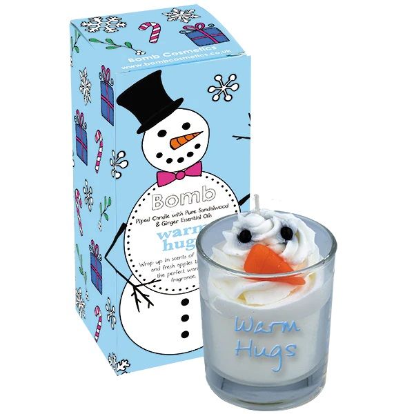 BOMB COSMETICS Warm Hugs świeca z pianką 200g