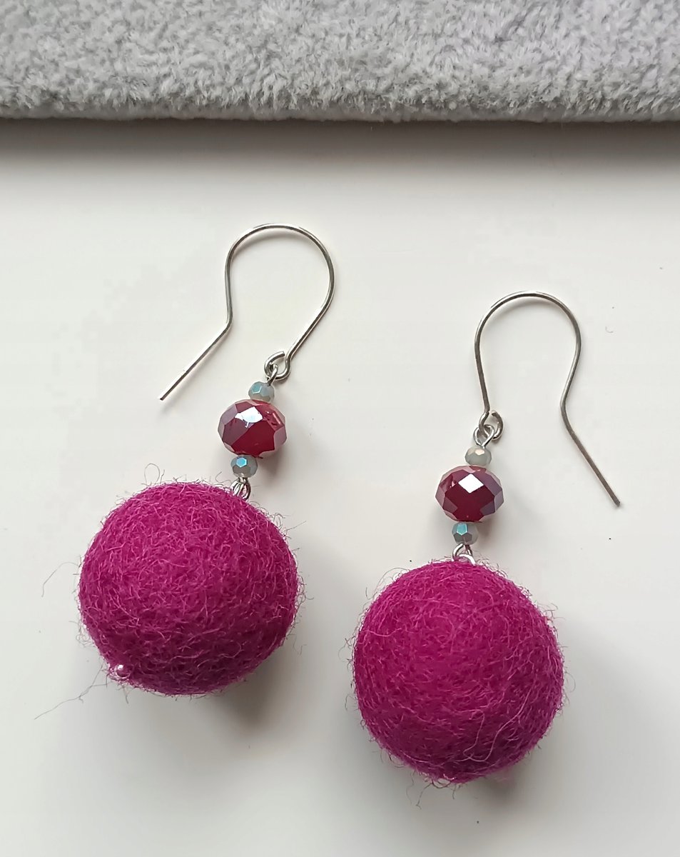 WISZĄCE KOLCZYKI KULKI FILC SREBRO 925 INTENSYWNY RÓŻ BEGLE OTWARTE