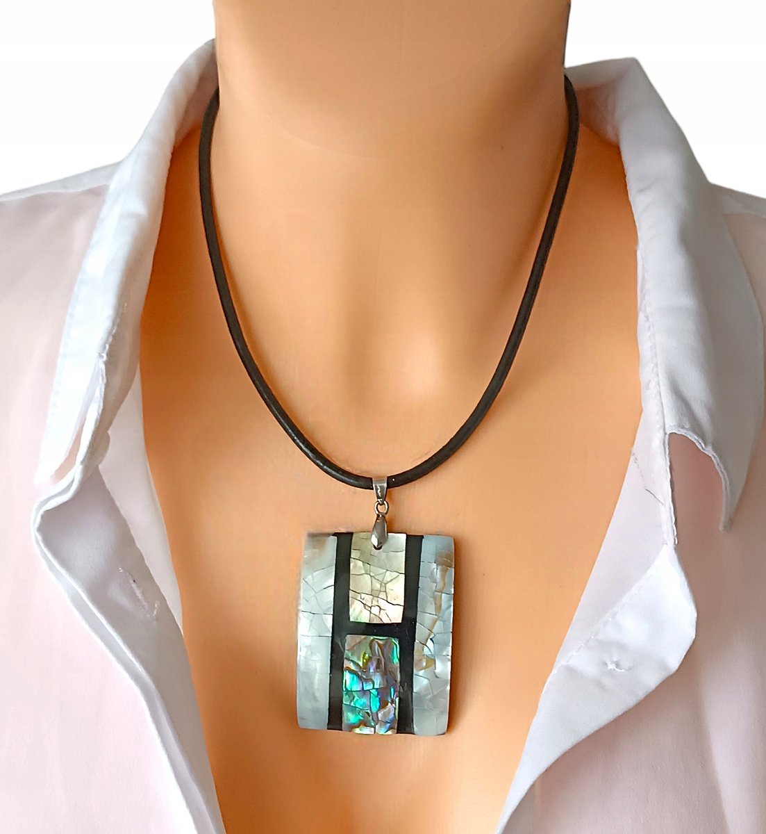 Naszyjnik duża zawieszka prostokąt masa perłowa rzemyk skóra srebro 45cm