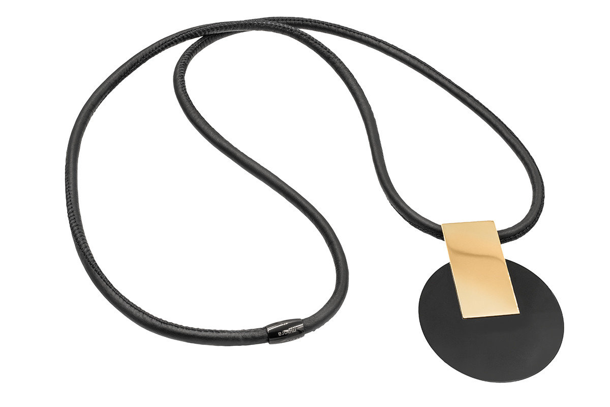 Długi naszyjnik ze skóry z pozłacaną zawieszką