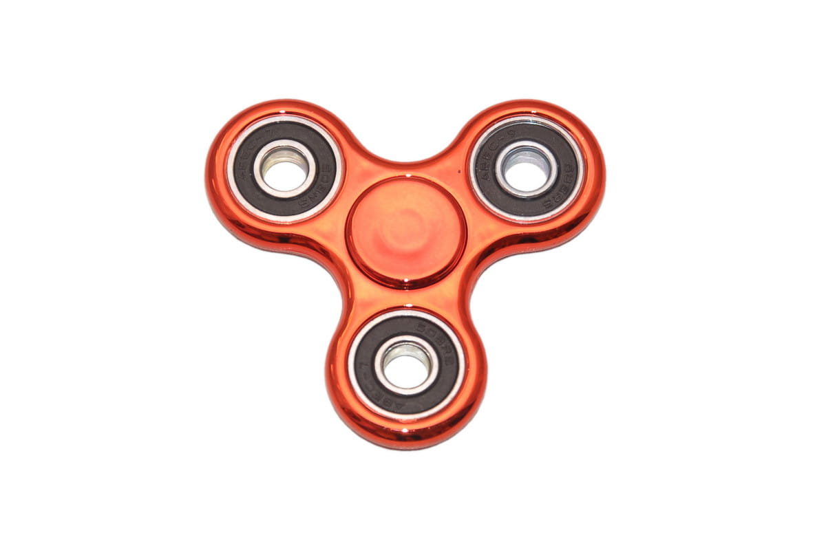 Jasnoczerwony spinner kolor metalic czarne detale fidget spinner.