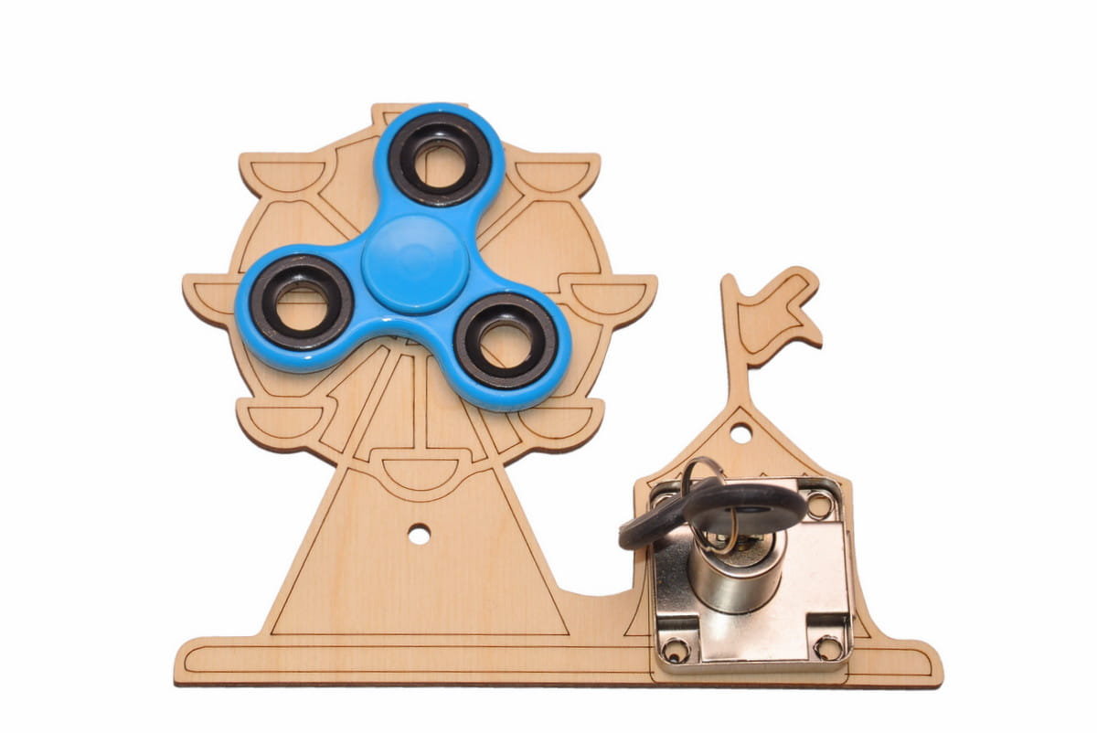 Karuzela niebieski spinner i zamek do tablicy sensorycznej.