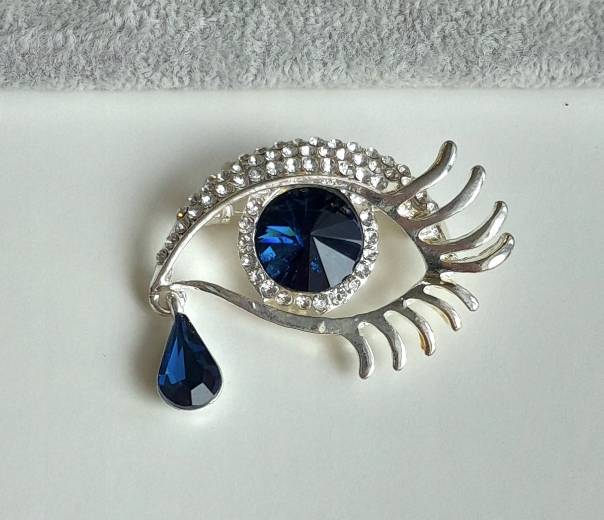 PIĘKNA SREBRNA BROSZKA OKO NIEBIESKIE ŁZA RZĘSY CYRKONIE STYLISTKA LASHES