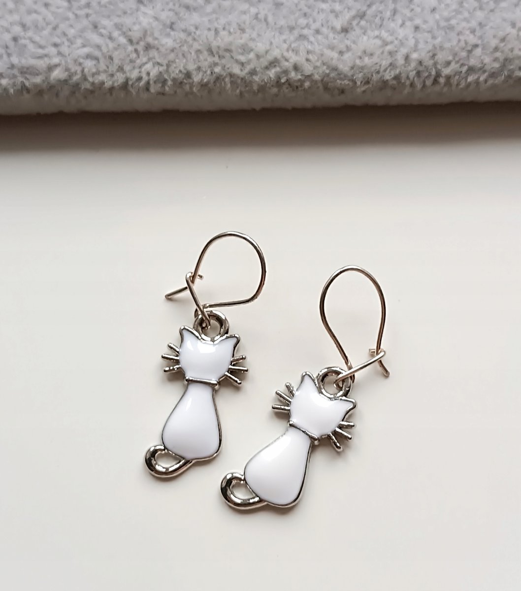 KRÓTKIE KOLCZYKI BIAŁE KOTKI KOTY EMALIA BEAGLE ZAMKNIĘTE SREBRO 925