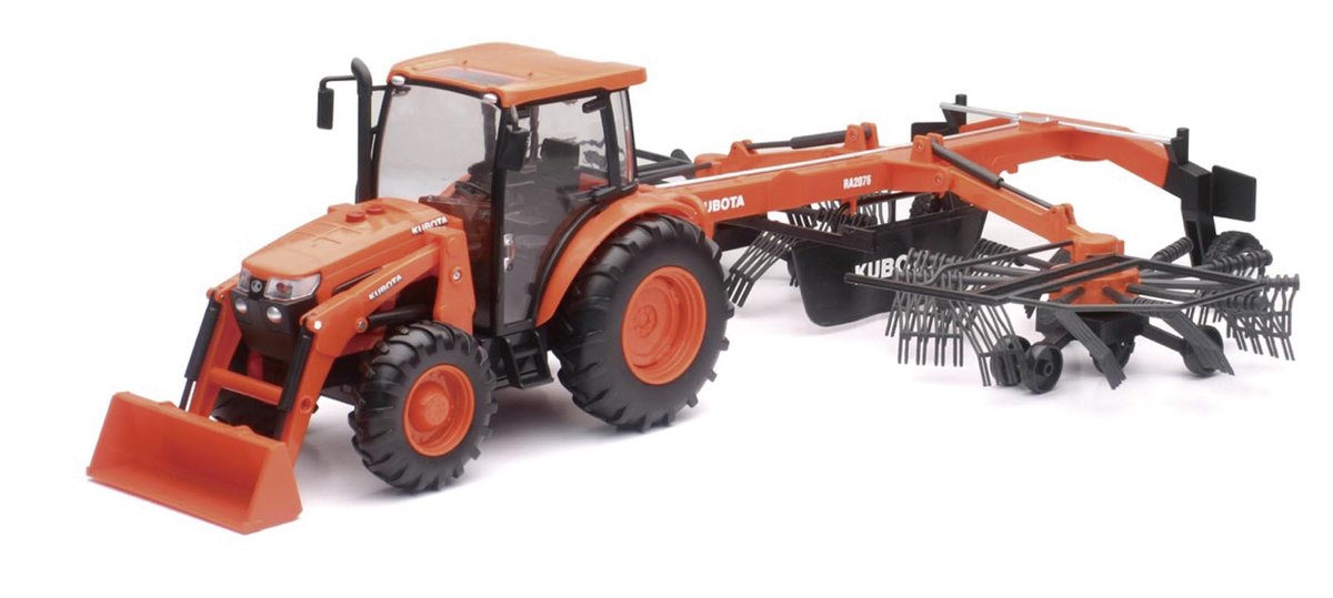 Zabawkowy zestaw traktor Kubota M5-111 ze zgrabiarką RA2076 NewRay 1:18