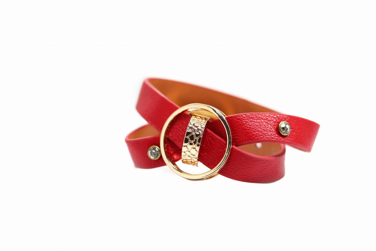 Bransoleta na skórzanym pasku w kolorze czerwonym