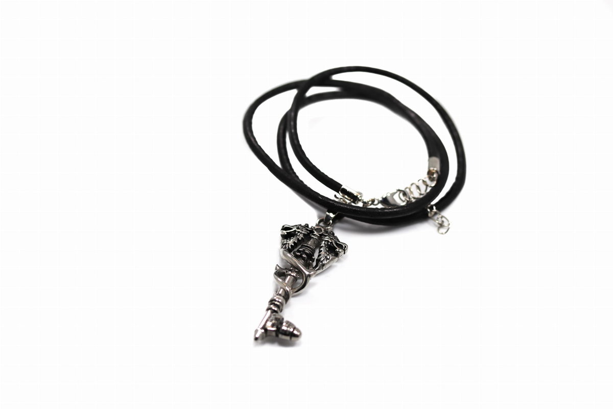 Naszyjnik stalowy na czarnym rzemieniu