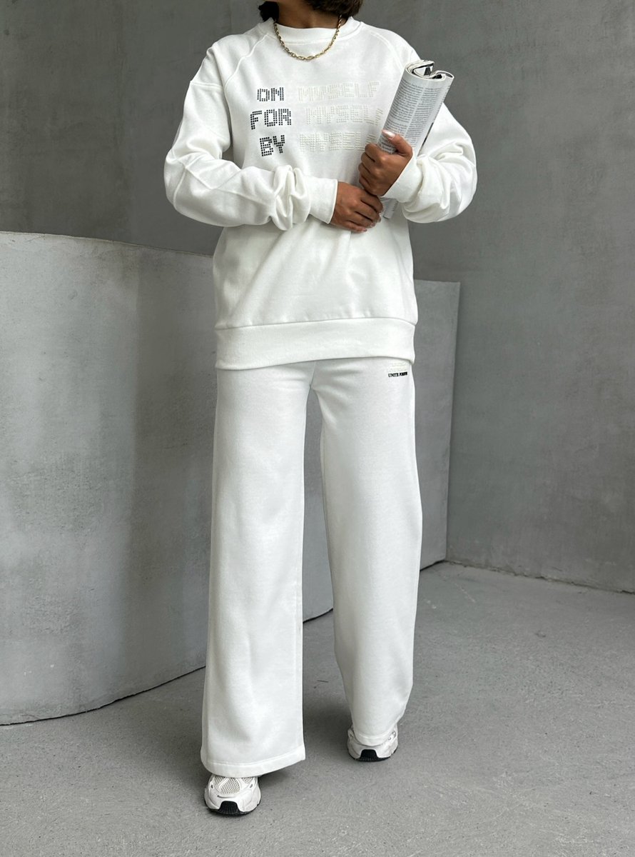 Dres z ozdobnym napisem - śmietankowy