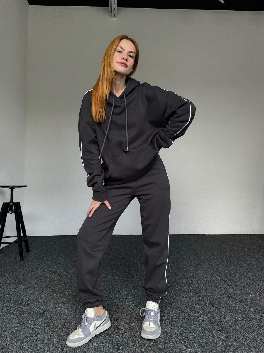 Dres z ozdobnym paskiem i kapturem - grafitowy