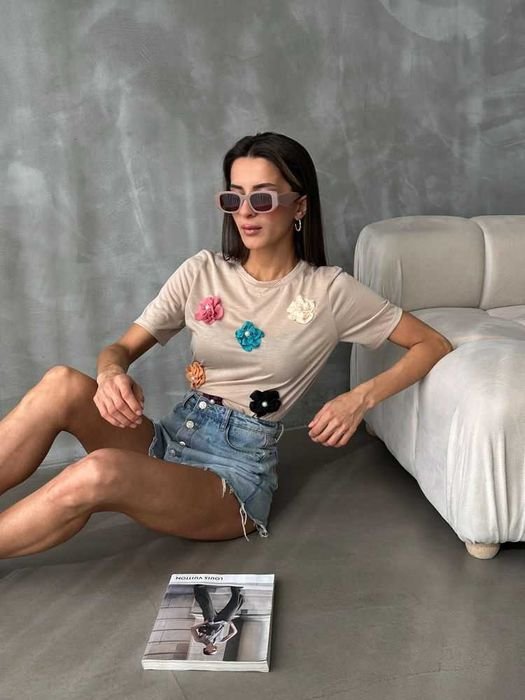 Koszulka z naszytymi kwiatkami i perłami - beżowy