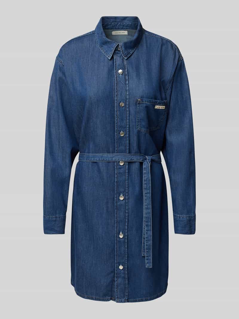 Sukienka jeansowa o długości do kolan z kieszenią na piersi