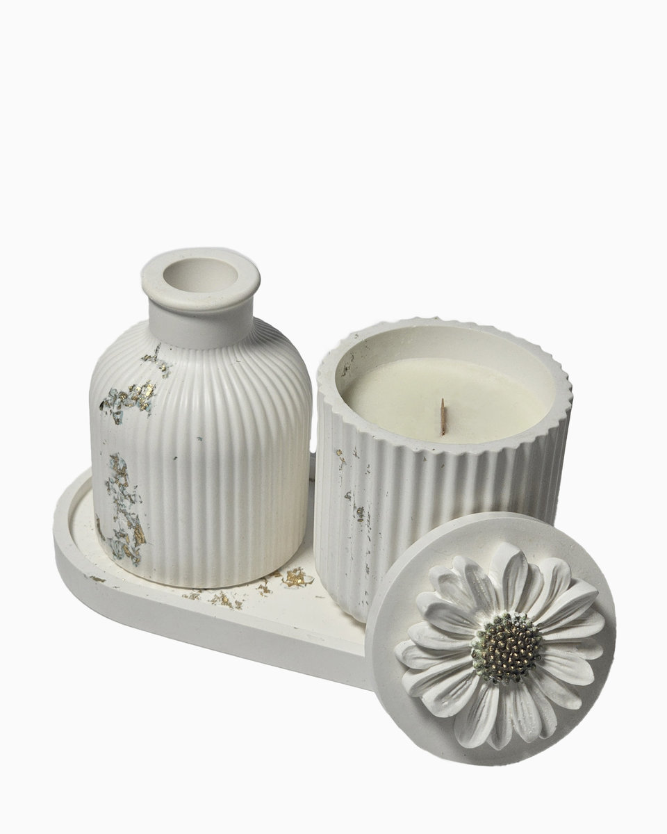 Zestaw Flower Gold - 3 elementy - Świeca Perfumowana 130 ml o zapachu Inspirowanym perfumami J’adore - Podstawka - Dzbanek