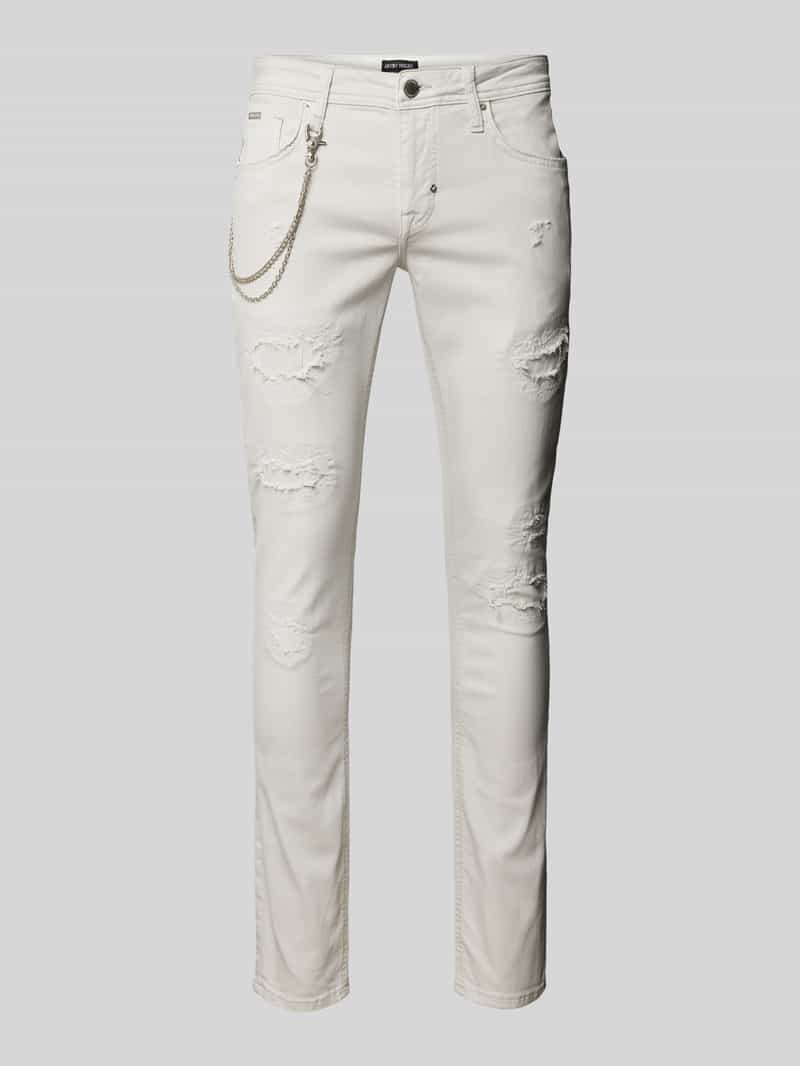 Jeansy o kroju tapered fit z łańcuszkiem