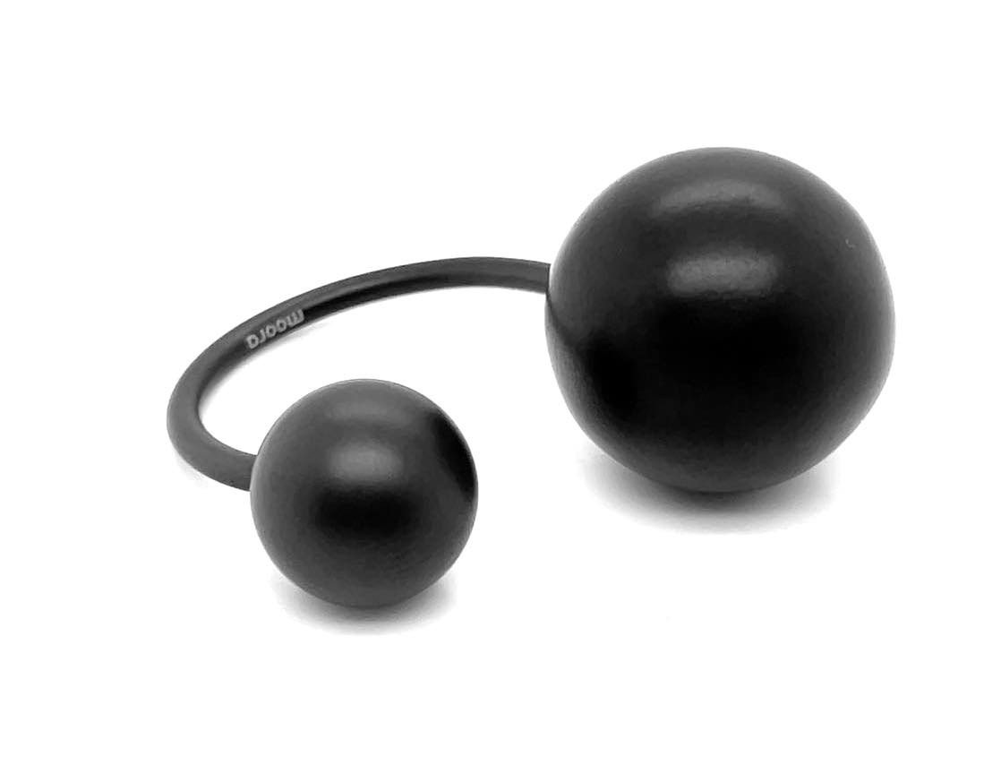 Pierścionek z czarnej matowej stali szlachetnej z kulami