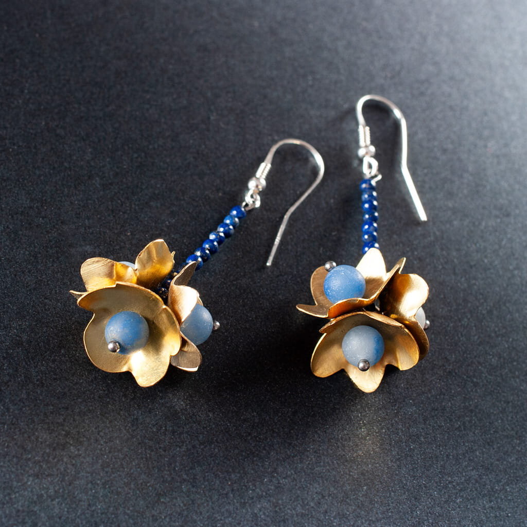 Kolczyki - kwiatki z awenturynu i mosiądzu.