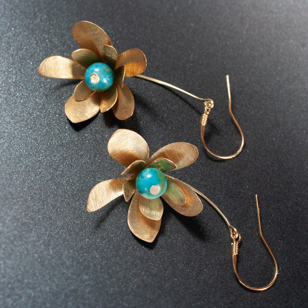 Kolczyki - kwiatki z jadeitu i mosiądzu.